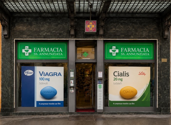 Acquisto di Viagra generico online in farmacia autorizzata in Italia Farmacia italiana autorizzata con esposizione di Viagra 100 mg sildenafil e Cialis in vetrina